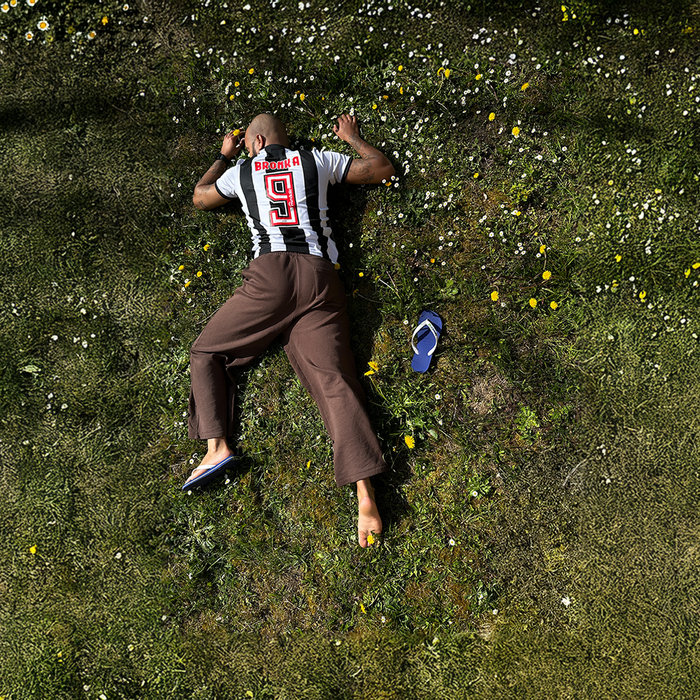 Bronka – Tira a camisa na garagem w/ idontcare